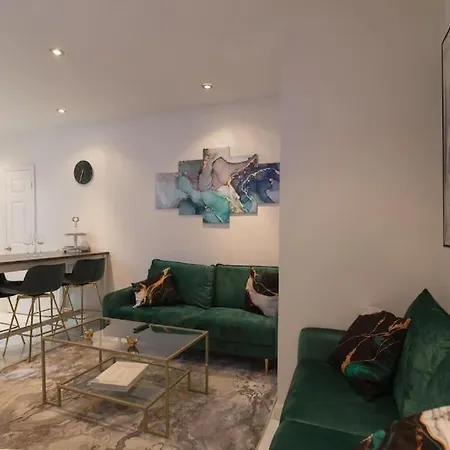 Stylish 5 Bedroom Apt In Nyc!